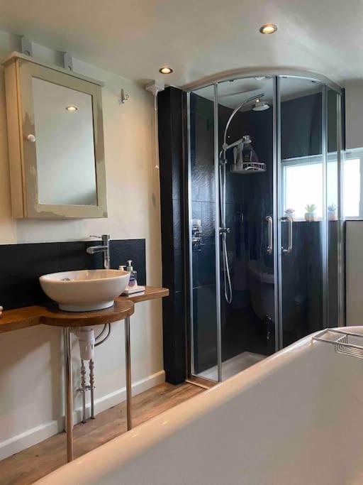 ניו אלרספורד Stunning 2 Bedroom Flat In A Central Location מראה חיצוני תמונה